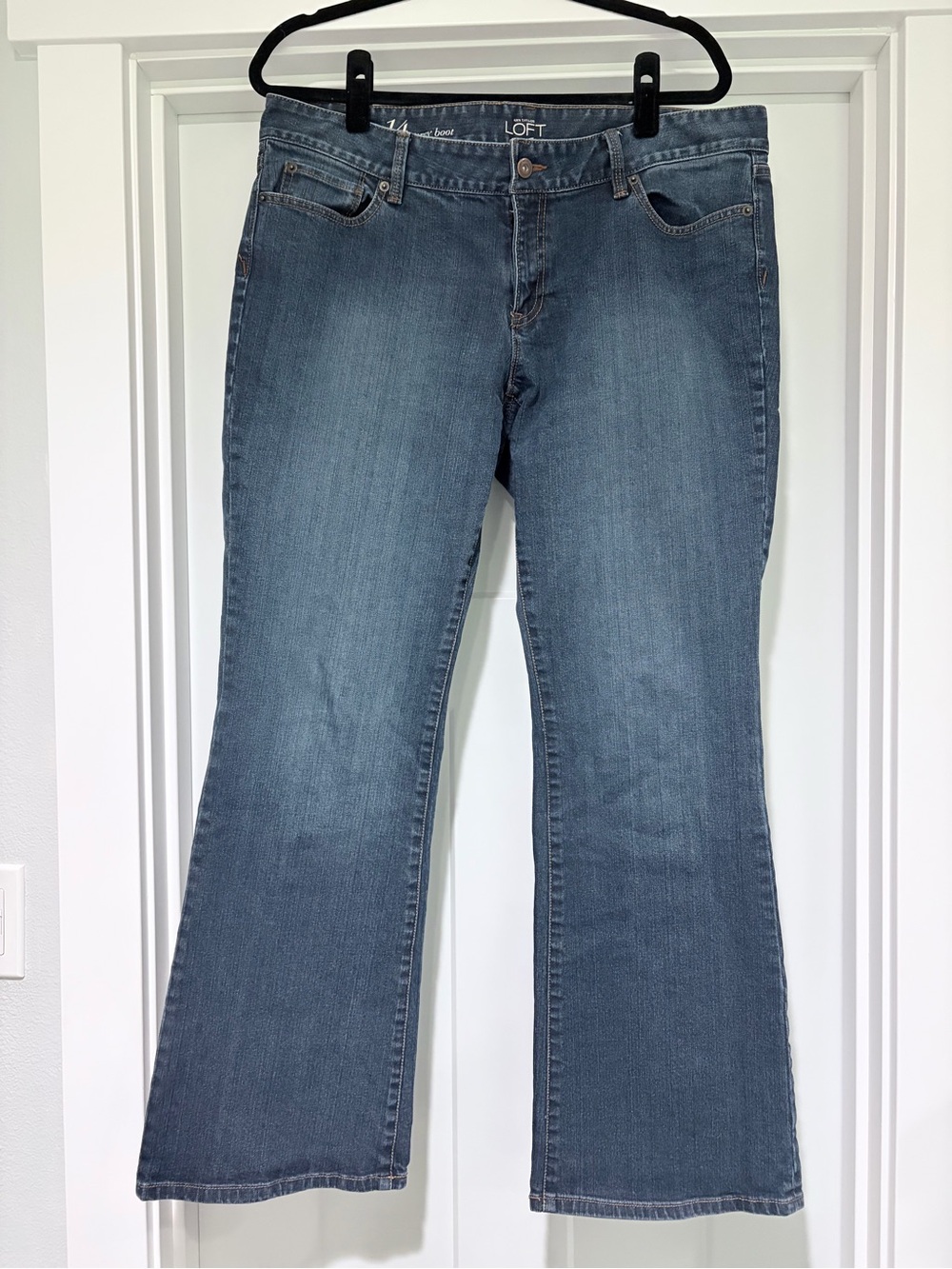 Ann Taylor LOFT Women's Curvy Bootcut Jeans. Size 14.